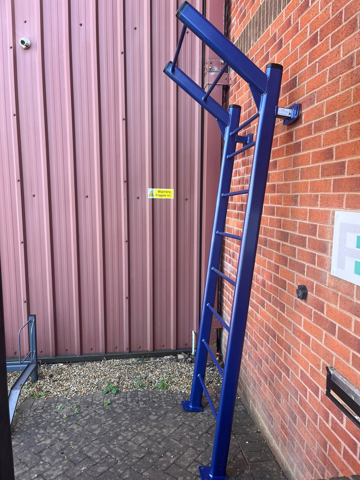 Wall Bar with Wing